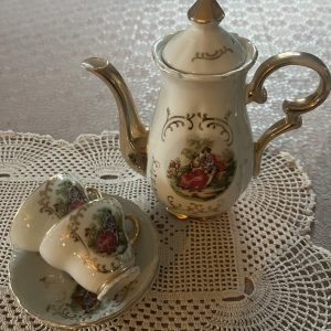 Theepotje met kopjes.